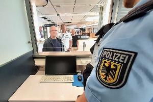 Bundespolizei Bremen, Symbolfoto, Passkontrolle am Flughafen Bremen