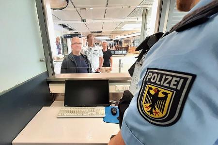 Bundespolizei Bremen, Symbolfoto, Passkontrolle am Flughafen Bremen Bundespolizei Bremen, Symbolfoto, Passkontrolle am Flughafen Bremen