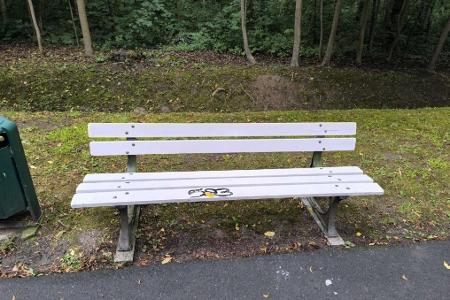 Auch auf dieser Bank im Schlosspark ist die Zahl 593 aufgeschmiert worden. Auch auf dieser Bank im Schlosspark ist die Zahl 593 aufgeschmiert worden.