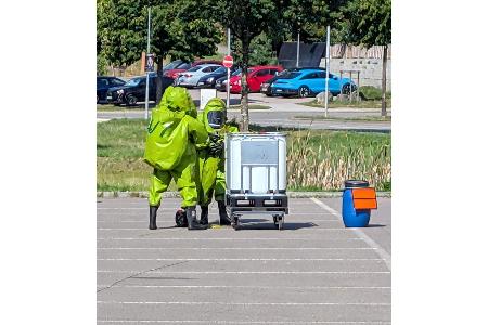 Bild: Feuerwehr Stockach
Einsatzkräfte in Chemikalenschutzanzügen beim Umfüllen des Gefahrstoffs Bild: Feuerwehr Stockach
Einsatzkräfte in Chemikalenschutzanzügen beim Umfüllen des Gefahrstoffs