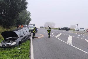 Am PKW riss ein Vorderrad ab, bevor das Fahrzeug mit dem Erdwall kollidierte.