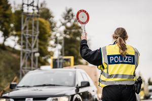 Ein gesuchter türkischer Staatsangehöriger wurde bei Grenzkontrollen bei Kiefersfelden gefasst. Er hatte Justizschulden in Höhe von rund 4.800 Euro.