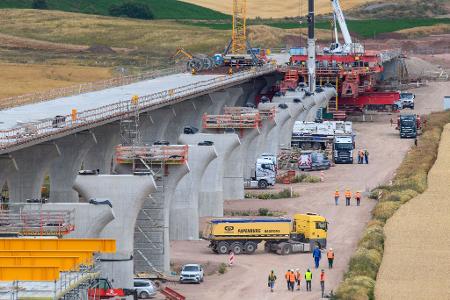  Großprojekte beim Bau sind betroffen, wenn künftig Tariftreue vorgeschrieben wird - hier eine Autobahnbrücke bei Halle/Saale. (Archivbild)