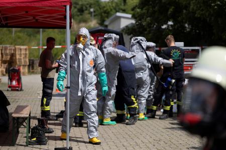 Einsatzkräfte in Schutzanzügen sind nach einem Unfall mit Arsen in Osterwieck im nördlichen Vorland des Harzes im Einsatz.
