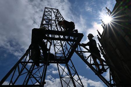 Ein Eifelturm-Modell für die Bühne der Erfurter Domstufen-Festspiele wird vor dem Mariendom und der Severikirche montiert.