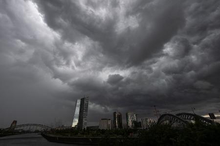 Dunkle Wolken eines Gewittersturms ziehen über die Skyline von Frankfurt hinweg.