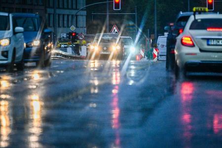 Bei starken Regenfällen sind am Abend Autos auf der Leipziger Straße in Berlin unterwegs. 