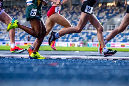 Die Sportlerinnen laufen beim 10.000-Meter Finale bei den FISU World University Games 2025 in Bochum auf der Bahn.