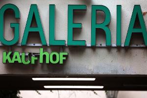 An einigen Galeria-Filialen, wie hier in Würzburg, hängt noch ein Kaufhof-Schriftzug.