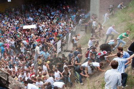 21 Menschen starben in dem Gedränge am einzigen Ein- und Ausgang zur Loveparade, mehr als 500 wurden verletzt. (Archivbild)