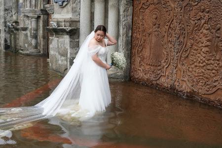 Die Braut ließ sich von den Wassermassen nicht beirren.