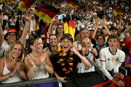 EM-Halbfinale der DFB-Frauen live in der ARD und bei DAZN EM-Halbfinale der DFB-Frauen live in der ARD und bei DAZN