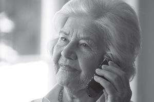 Symbolbild Seniorin am Telefon