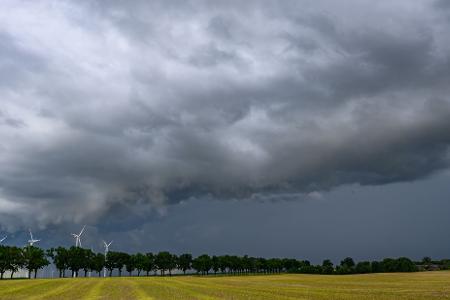 Dunkle Wolken zeigen sich in den kommenden Tagen öfter in Deutschland. 