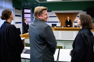 Vor dem Amtsgericht: El Hotzo und seine Anwältinnen