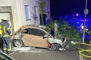 In der Intzestraße wurde ein Auto der Marke Opel in der Nacht auf Mittwoch (23.07.2025) durch ein Feuer zerstört.