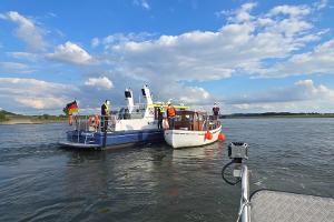 Durch die Feuerwehr Xanten wurde das havarierte Sportboot aus dem flachen Uferbereich zur Wasserschutzpolizei geschleppt.