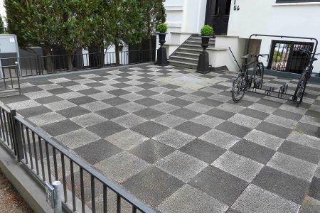 Mit Steinplatten versiegelter Platz in der Stadt