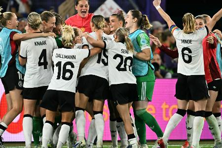 Im Trikot: Petry mit Grußbotschaft an DFB-Frauen Im Trikot: Petry mit Grußbotschaft an DFB-Frauen