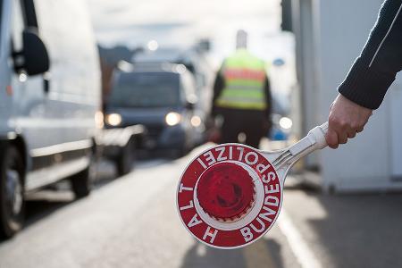 Die Rosenheimer Bundespolizei hat eine 17-jährige Serbin an der A93 in Gewahrsam genommen, die ohne die erforderlichen Einreisepapiere unterwegs war. Sie wollte angeblich die Großmutter besuchen - mit jeder Menge Reizwäsche im Gepäck. Die Rosenheimer Bundespolizei hat eine 17-jährige Serbin an der A93 in Gewahrsam genommen, die ohne die erforderlichen Einreisepapiere unterwegs war. Sie wollte angeblich die Großmutter besuchen - mit jeder Menge Reizwäsche im Gepäck.