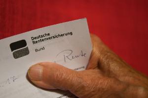 Im Mittel bekommt eine Rentnerin im Osten 1.218 Euro, 357 Euro mehr als im Westen. (Symbolbild)