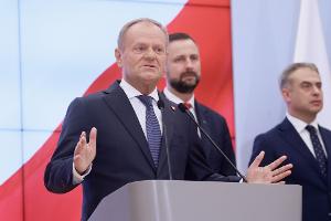 Polens Regierungschef Tusk hat sein Kabinett von 26 auf 21 Ministerposten verkleinert.