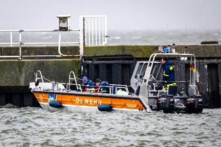 Ein spezielles Ölschiff ist im Einsatz.