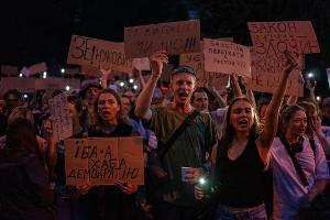 In der Ukraine führte ein neues Gesetz, das die Unabhängigkeit von Antikorruptionsbehörden beschränkt, zu landesweiten Protesten. 