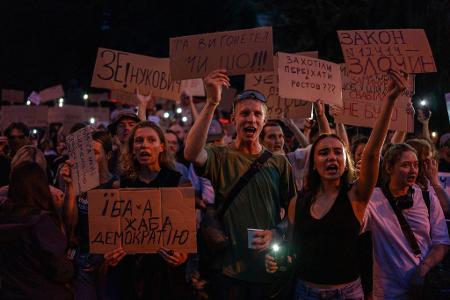 In der Ukraine führte ein neues Gesetz, das die Unabhängigkeit von Antikorruptionsbehörden beschränkt, zu landesweiten Protesten. In der Ukraine führte ein neues Gesetz, das die Unabhängigkeit von Antikorruptionsbehörden beschränkt, zu landesweiten Protesten.