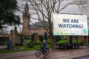 "We are Watching!" ist auf einem Plakat vor dem Internationalen Gerichtshof zu lesen: Das höchste UN-Gericht hat sich mit Klimaschutz befasst. (Archivbild)