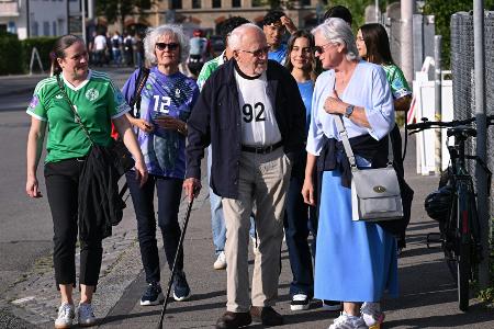 Schon im Halbfinale: Bergers Opa drückt Daumen auf der Tribüne Schon im Halbfinale: Bergers Opa drückt Daumen auf der Tribüne