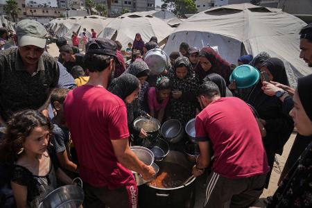  Berichten von UN-Organisationen zufolge hungern mittlerweile so gut wie alle Bewohner des Küstenstreifens. 