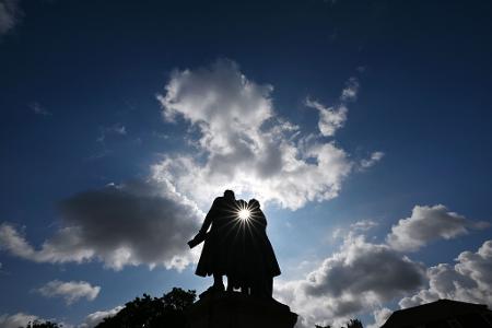 Wolken ziehen über das Goethe- und Schiller-Denkmal in Weimar.