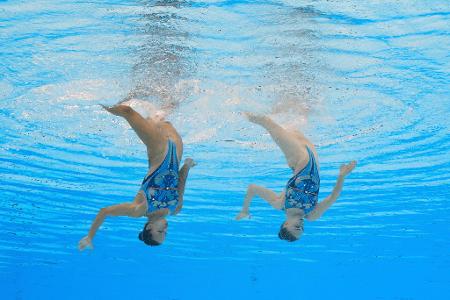 Schwimm-WM in Singapur: Klara Bleyer und Amelie Marianne Blumenthal Haz aus Deutschland in Aktion beim Synchronschwimmen.