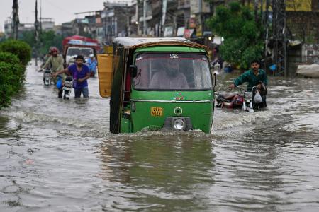 Monsun in Pakistan: Der Monsunregen hat eine Straße unter Wasser gesetzt. 
