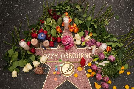 Blumen liegen um den Stern für Ozzy Osbourne auf dem Hollywood Walk of Fame.
