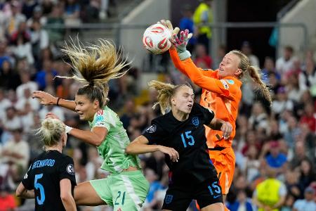 Die englische Torhüterin Hannah Hampton pariert einen Ball während des Halbfinalspiels gegen Italien bei der EM in der Schweiz.