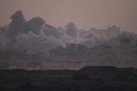 Rauch steigt nach einer Explosion während israelischer Luft- und Bodenoperationen im Gazastreifen auf.