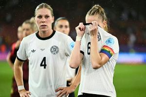 Steinmeier und Merz trösten DFB-Frauen