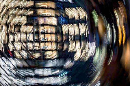 In der Finanz- und Versicherungsbranche wird am häufigsten länegr gearbeitet als vereinbart. 