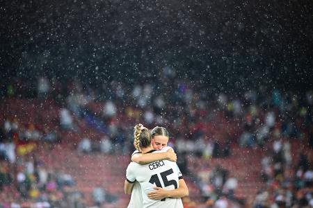Deutschlands Klara Bühl und Selina Cerci umarmen sich nach dem Spiel gegen Spanien bei der EM in der Schweiz.