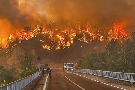 Ein Waldbrand wütet in einem Waldgebiet in der Nähe des Dorfes Cavuslar im Bezirk Karabuk im Nordwesten der Türkei.