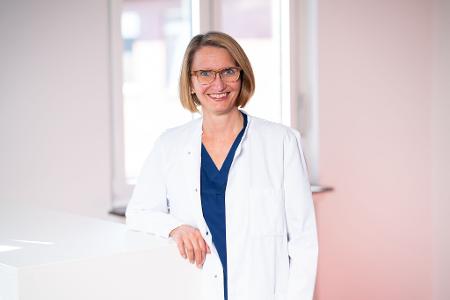Prof. Dr. med. Birgit Terjung ist Gastroenterologin und Fachärztin für Innere Medizin.