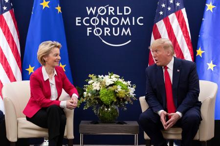 Ursula von der Leyen und Donald Trump. Die EU und USA verhandeln derzeit über neue Zollsätze für den transatlantischen Handel. (Archivbild) 