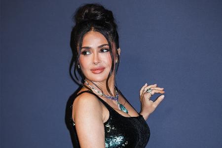 Im weißen Mini-Bikini: Salma Hayek schwingt ihre Kurven Im weißen Mini-Bikini: Salma Hayek schwingt ihre Kurven