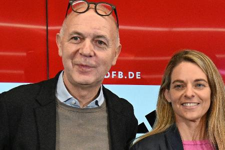 Neuendorf und Künzer bekräftigen: Mit Wück in die Zukunft