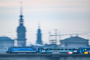 Ein Eurocity-Zug fährt durch Dresden. In einem Teil der Züge wird es weiterhin die beliebten Speisewagen mit frisch gekochtem Essen geben. (Archivbild)