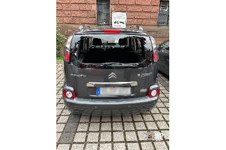 Eingeworfene Heckscheibe des Citroen. Eingeworfene Heckscheibe des Citroen.