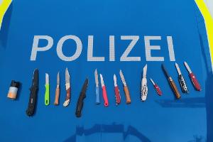 Sichergestellte Messer verschiedenster Art und ein Pfefferspray

Quellenangabe: Polizeidirektion Flensburg