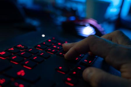Nach Recherchen von "Zeit" und "Hamburger Morgenpost" war der mutmaßliche Pädo-Sadist, der im Internet unter dem Namen "White Tiger" Kinder missbraucht und in den Suizid getrieben haben soll, schon 2021 von der Polizei vernommen worden. (Symbolbild) 